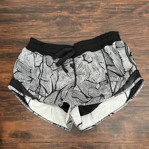 Lululemon hotty hot 2.5 Stylish Black and White Women's Shorts